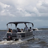 Bateau ponton en aluminium soudé pour la pêche et les sports nautiques dans les grands lacs et les rivières avec moteur de 150 CV, vitesse de 40-50 km/h