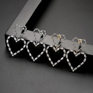 Boucles d'oreilles à clous élégantes pour femmes, style européen et américain, nouveau modèle, double cœur, laiton, cuivre incrusté de zircon, design creux tendance, 18K - Product Image 4