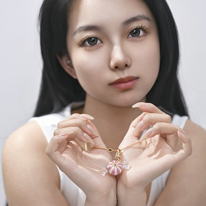 Collana con Ciondolo a Lettera in Acrilico, Gioiello Colorato con Logo Alfabetico per Donne e Ragazze - Product Image 4