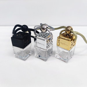 Botellas de <span class=keywords><strong>perfume</strong></span> de coche de vidrio transparente de 8ml de forma cuadrada Difusor de coche colgante de plástico con tapa de madera para ambientador - Product Image 3