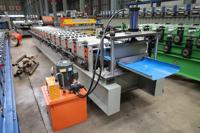 Machine de formage à rouleaux pour toitures avec moteur à boîte de vitesses et roulement haute productivité