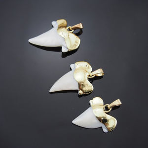 Liontin Gigi Hiu PM13841, Liontin Gigi Hiu Emas, Liontin Bentuk Gigi Hiu Berlapis Emas, Liontin Kerang Berlapis Emas - Product Image 1