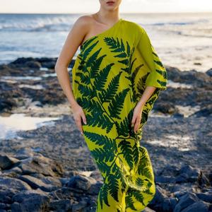 ชุดเดรสยาวลำลองพิมพ์ลายไหล่เดียวคุณภาพสูงจากผู้ผลิต ชุดเดรสฮาวายผ้าเรยอนสั่งทำได้ - Product Image 1