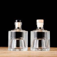 Meest verkochte stapelbare wijnflessen van 250 ml. Wijn, sterke drank, fruitwijnflessen. Glazen flessen met deksels van verschillende materialen.