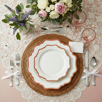 Assiettes en céramique rose élégantes à bords festonnés avec bordure dorée - Ensemble de vaisselle jetable pour la décoration de table de mariage ou d'événement