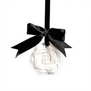 Diffuseur d'aromathérapie suspendu en forme de rose, parfum solide, décoration élégante pour la maison et la voiture, sans électricité - Product Image 6