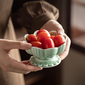 Assiette à fruits en céramique en forme de lotus, plat décoratif en porcelaine sur pied pour le thé, les collations, les fêtes et l'usage domestique - Product Image 2