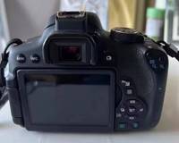 Kullanılmış EOS 750D DSLR fotoğraf makinesi, 8MP, 10x optik zoom, yüksek çözünürlüklü video, pil, şarj cihazı, hafıza kartı ve orijinal aksesuarlarıyla birlikte gelir.