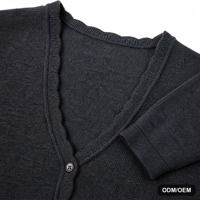 Anthrazitfarbene Kurze Casual Strickjacke für Damen V-Ausschnitt Langarm Muschelkanten-Verzierung Knopfleiste Figurbetonte Strickware OEM Maßanfertigung