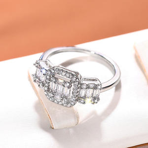 Anello di Fidanzamento da Donna in Oro Bianco con Diamante Taglio Smeraldo Naturale Colore D e Diamanti Laterali - Product Image 6