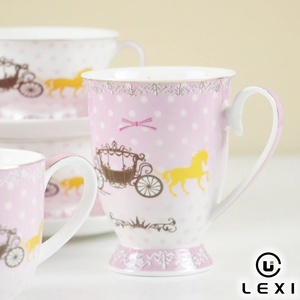 Servizio da Tè in Ceramica Rosa a Pois con Design Carrozza e Cavallo, Include Teiera, Tazze, Piattini e Lattiera per il Tè del Pomeriggio - Product Image 2