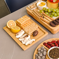 Gemakkelijk te onderhouden, draagbaar en perfect voor het serveren van eten; bamboe kaasplank met houten serveerschaal en messenset.