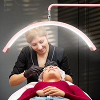 Lampe de studio LED demi-lune dorée rotative de 25 pouces au design moderne, avec variateur de luminosité continu en métal et pince pour téléphone, idéale pour le maquillage, les tatouages et les extensions de cils