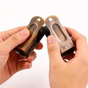 นกหวีดสัญญาณทหารพลร่มสหรัฐฯ และนกหวีดคริกเก็ต EDC ของเล่นบีบคลายเครียดที่ปลายนิ้ว สลักโลโก้ โลหะทองแดง - Product Image 4