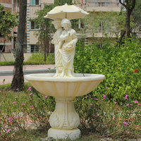 Fontaine d'eau en fibre de verre grise avec statue de couple amoureux et parapluie pour la maison, l'hôtel, les fontaines d'eau