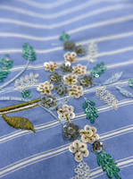 Tissu brodé de sequins à rayures bleues et motifs floraux, style campagnard frais, petites fleurs, tissu à sequins sur mesure pour filles