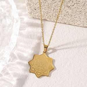 Collar con <span class=keywords><strong>Elemento</strong></span> de <span class=keywords><strong>Fe</strong></span> Central - Colgante Geométrico de Acero Inoxidable, Impermeable y Antideslustre con la Palabra Allah, Regalo Islámico al por Mayor 2026 - Product Image 3