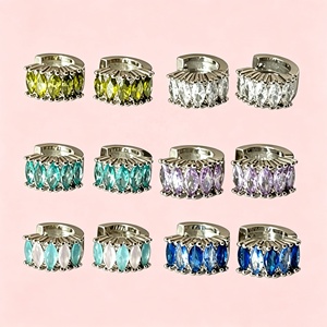 Pendientes Huggie Personalizables con Múltiples Gemas Marquise, Chapados en Oro, con Piedras en Forma de Lágrima Multicolor, Pequeños Aros, Joyería al por Mayor - Product Image 3