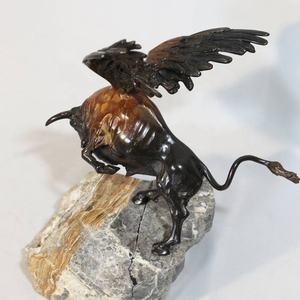 Estatua <span class=keywords><strong>de</strong></span> Toro Europeo Derrotando al Oso <span class=keywords><strong>con</strong></span> Base <span class=keywords><strong>de</strong></span> Pedestal, Escultura <span class=keywords><strong>de</strong></span> Toro y Oso <span class=keywords><strong>de</strong></span> Bronce, Toro <span class=keywords><strong>con</strong></span> <span class=keywords><strong>Alas</strong></span> - Product Image 2