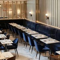 Ensemble de mobilier commercial sur mesure Ron Group : banquette en velours, table carrée en marbre, chaise et table pour restaurant