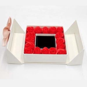Caja de Regalo Magnética con Tapa Abatible Doble, para Chocolates y Flores, con Cinta para Atar en un Lazo - Product Image 1