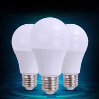 Ampoule LED certifiée E27 B22 5W-50W avec puce SMD en plastique et matériau PC pour bureau et plafond dans le salon Type A19