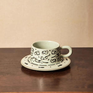 Ensemble tasse et soucoupe à café en céramique rétro avec motif floral et design en forme de chat pour la maison ou le bureau - Product Image 4