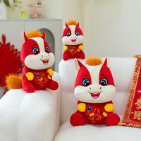 Peluche Cheval Porte-Bonheur 2026 Année du Cheval, Cheval Tenant une Poisson, Poupée en Peluche Ultra Douce, Cadeau de Festival Chinois, Vente en Gros