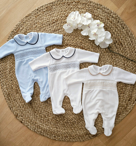 Zachte Katoenen Handgemaakte Romper Outfits Pasgeboren Baby Jongen Boetiek Kleding Groothandel Baby Romper Gesmokte Baby Kleding - Product Image 1