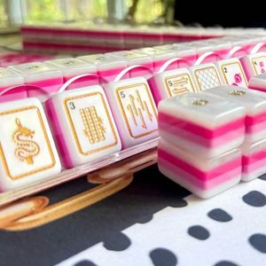 Juego de Mahjong Americano Plum Panda Serie Lujosa con Lazo y Flores, Fichas Acrílicas Estilo Mármol Menta, 4 Jugadores, Patas Plegables, Diseño en Capas, Edición Festiva - Product Image 3