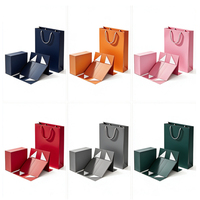 Boîte cadeau pliable magnétique rigide noire mate de luxe avec logo personnalisé, matériaux recyclés, vernis sélectif UV, papier assorti