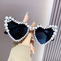 Vente en gros de lunettes de soleil tendance pour fête avec cœur amour lunettes de luxe grande monture UV400 avec perle lunettes de soleil en forme de cœur pour femme