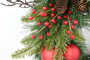 Couronne de Noël artificielle personnalisée à bas prix pour porte d'entrée, avec baies rouges et boules, pour décoration de fête - Product Image 3