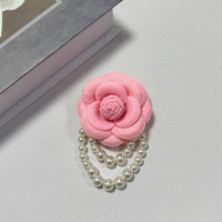 Broche Rose Polyvalente en Fausse Laine et Perles de Haute Qualité, Style Rétro Camélia, Idéale pour Robes et Costumes – Meilleure Vente