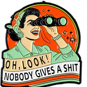Spilla smaltata 'Oh Look Nobody Gives a Shit' - Regalo per donne con tema 'Donna in casa anni '50' e meme di Internet, accessorio <span class=keywords><strong>da</strong></span> risvolto con umorismo nero - Product Image 1