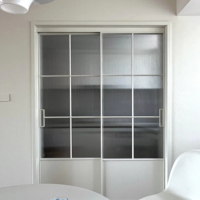 Porte coulissante en verre à 4 panneaux, grille cintrée, cadre fin, verre cannelé, cloison intérieure pour salon moderne de luxe, villa