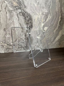 กรอบรูปแม่เหล็กลอยอะคริลิคใสหลายแบบที่ตั้งเองได้แสดงบนโต๊ะแบบนีออนสำหรับใช้ในร้านค้า - Product Image 3