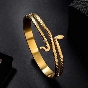 Bracelet élégant à fermoir sécurisé, motif serpent vif, bande intérieure lisse, léger, design unisexe, or 18 carats, bracelets de mode. - Product Image 1