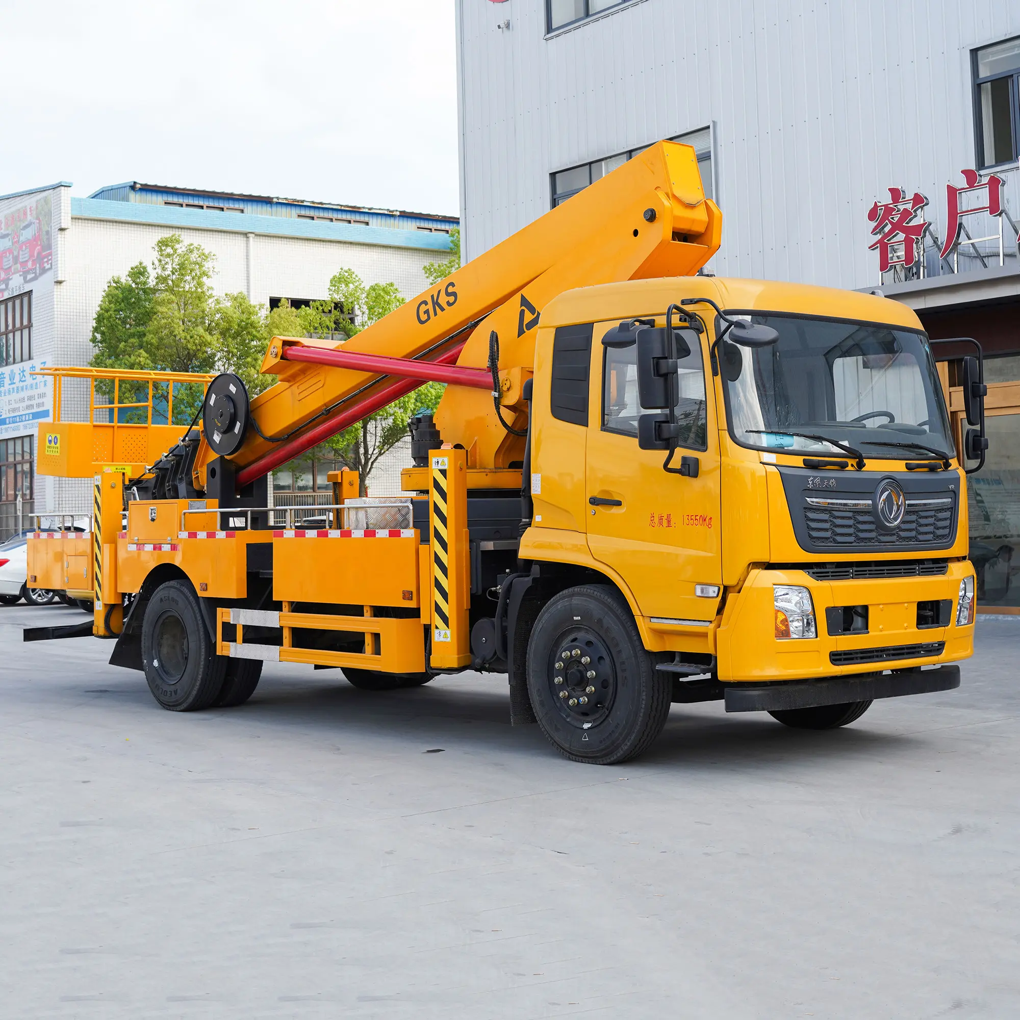 شاحنة تعمل جويًا 30 مترًا Dongfeng بـ 6 عجلات 32 مترًا منصة عمل جوي تُركب على شاحنة مع سلة في التشيك
