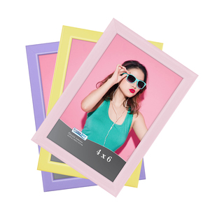 Cadres photo en bois MDF et plastique personnalisables, colorés, mignons, écologiques et durables, fabriqués au Cambodge - Product Image 1