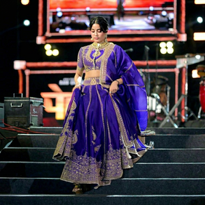 Lehenga de Seda Bordada en Morado para Mujer, Traje Tradicional Indio y Pakistaní para Bodas, Largo hasta el Suelo, Corte Regular - Product Image 1
