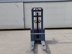 รถยกไฟฟ้าแบบยืนขับ ยกสูง 3000 มม. แบตเตอรี่ตะกั่ว-กรด 48V งาสูง 1500 มม. ยางตัน ใช้งานแบบยืนขับ - Product Image 3