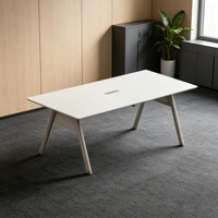 Le nouveau bureau rectangulaire moderne et la table de conférence conviennent aux réunions de plusieurs personnes.