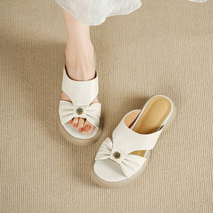 Sandalias de mujer cómodas con volantes, diseño floral, de metal, suaves, sin cordones, de suela gruesa, punta abierta, punta redonda y tacón bajo. - Product Image 1