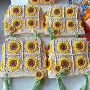 Sac de marché d'été fait main, pochette tournesol, sac de plage essentiel, sac de loisirs et de vacances Amigurumi, sac de courses pour femme, sac Granny Square - Product Image 1