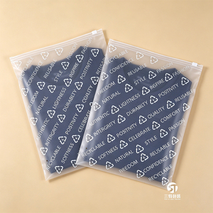 ถุงซิปล็อคแบบฝ้า CPE รีไซเคิลได้ของ GRS สำหรับบรรจุภัณฑ์เสื้อผ้าแบบกำหนดเอง เช่น เสื้อ กางเกงเลกกิ้ง ชุดชั้นใน และเสื้อผ้าต่างๆ - Product Image 1