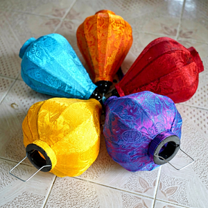 Farol de Seda de Hoi An con Soporte de Bambú, Decoración de Pared de Seda Vietnamita Colorida para Pascua y Año Nuevo Lunar, Alta Calidad - Product Image 1