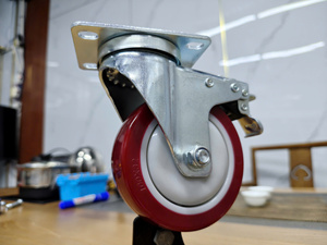 ล้อเลื่อนอุตสาหกรรม ยาง PU สีแดง ขนาด 3-4-5 นิ้ว พร้อมขายึดสแตนเลส ล้อหมุนพร้อมเบรก รับน้ำหนักได้มาก สำหรับงานทั่วไป - Product Image 3