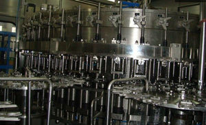 Machine de remplissage et de scellage de boissons gazeuses entièrement automatique pour petites bouteilles de cola - Product Image 6