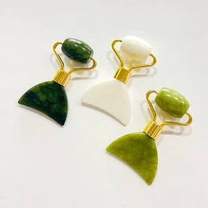 Rouleau de jade miniature portable avec Gua Sha - Product Image 5